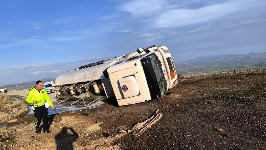 Gaziantep’te kaza: Akaryakıt tankeri devrildi! 2 kişi yaralandı - Resim : 1