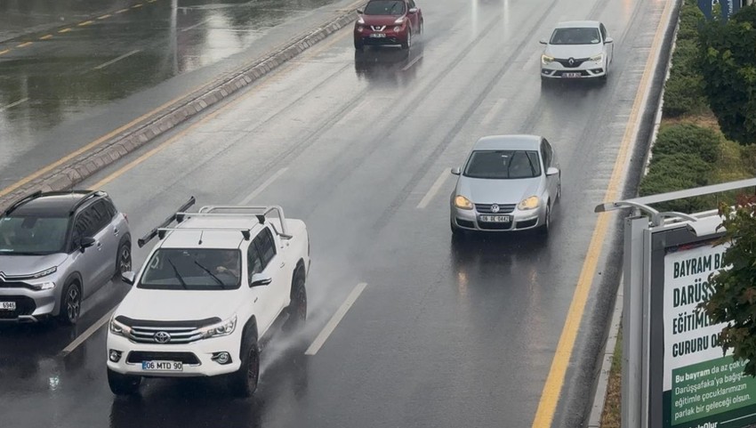 Ankara'da sağanak yağış! Hayat felç oldu: trafik durma noktasına geldi - Resim : 1