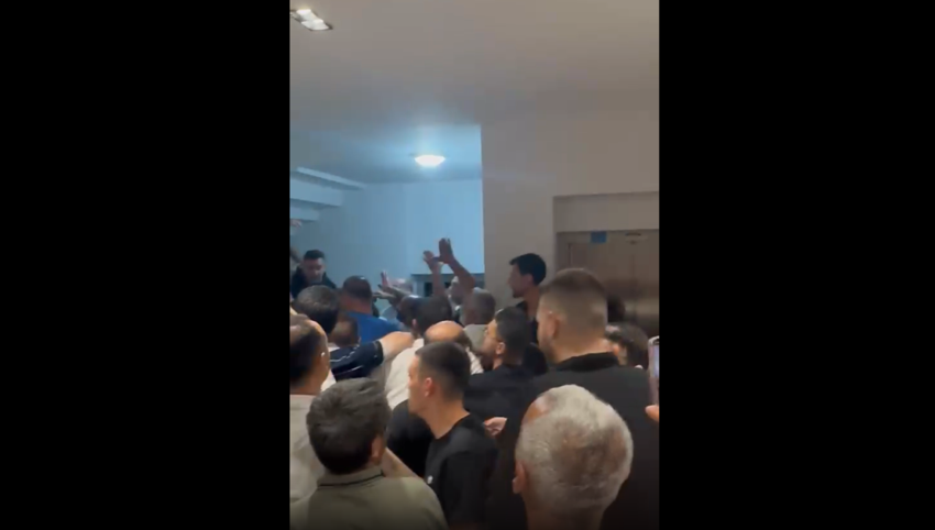 CHP'de yine ortalık karıştı! İzmir il başkanlığı binasında Utku Gümrükçü gerilimi: Arbede çıktı - Resim : 2