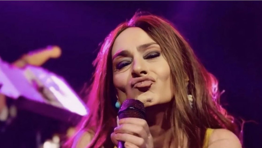 Yıldız Tilbe sahnede kendinden geçti! Dansıyla görenleri şaşkınlığa sürükledi - Resim : 1