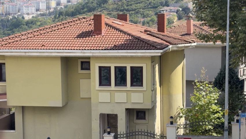 Üsküdar'daki lüks villada sır ölüm: Ünlü yazar evinde ölü bulundu! Eski eşi silah sesi duyunca ekiplere haber verdi - Resim : 2