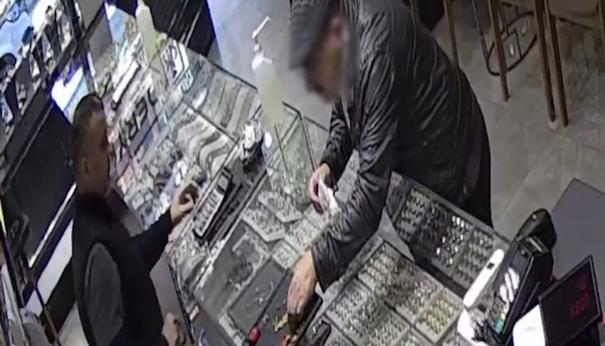 Sahte altın satarak kuyumcuları dolandıran 2 kişi yakalandı - Resim : 1