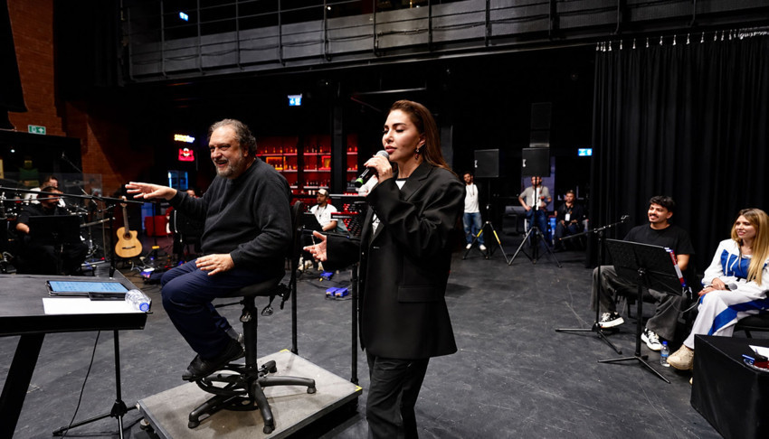 Ebru Yaşar'ın Arena konserleri için geri sayım başladı! 60 kişilik senfoni orkestrasıyla dev prova - Resim : 1