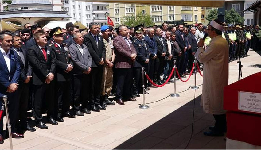 Ankara şehidimiz Yusuf Ergün'ün cenazesinde babasından gururlu duruş: "Ne mutlu bana şehit babası oldum" - Resim : 4