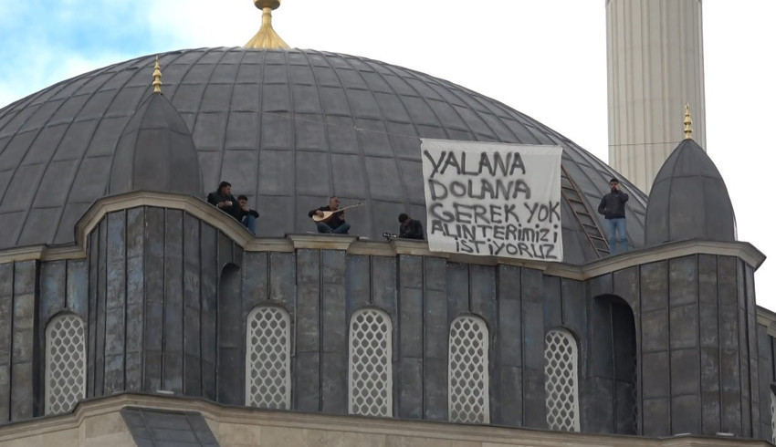 Paralarını alamayan işçiler cami kubbesine çıktı! Saz çalış, türkü söylediler: Alın terimizi istiyoruz - Resim : 2