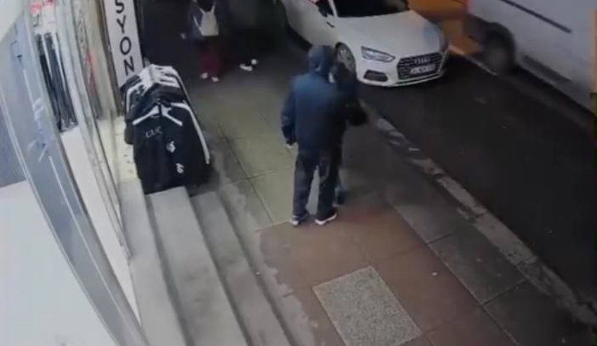Sultangazi'de mağaza önlerinden kıyafet hırsızlığı: O anlar kamerada - Resim : 1