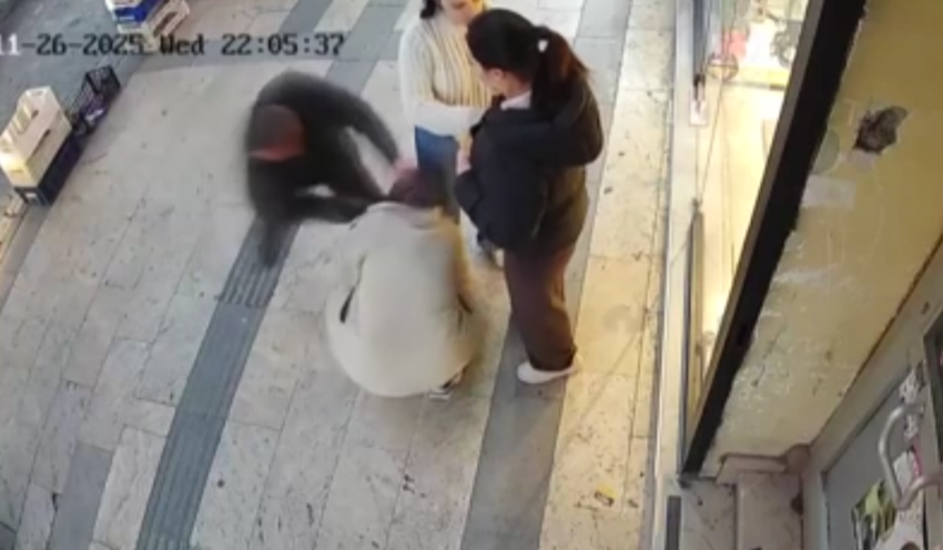 Cadde ortasında dehşet! Birden bıçakla saldırdı: O anlar kameraya yansıdı - Resim : 1