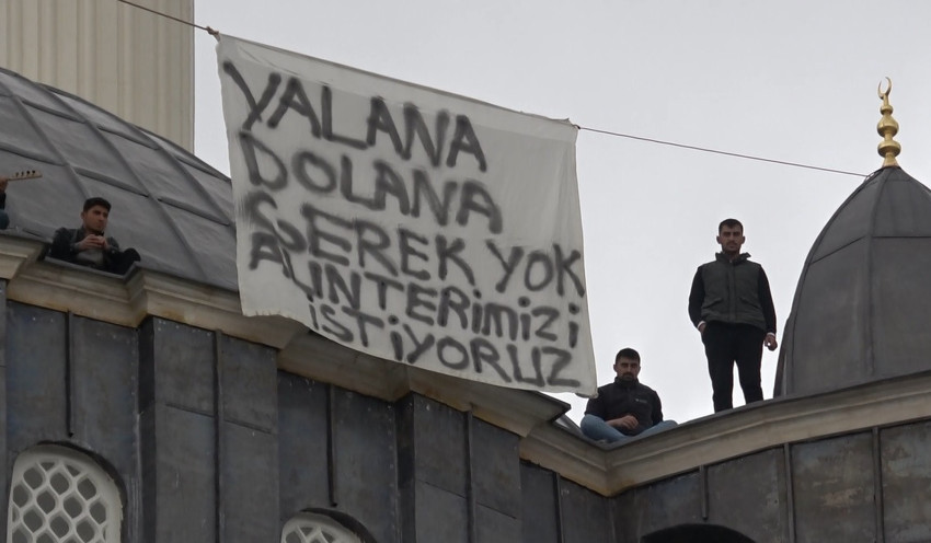 Paralarını alamayan işçiler cami kubbesine çıktı! Saz çalış, türkü söylediler: Alın terimizi istiyoruz - Resim : 1