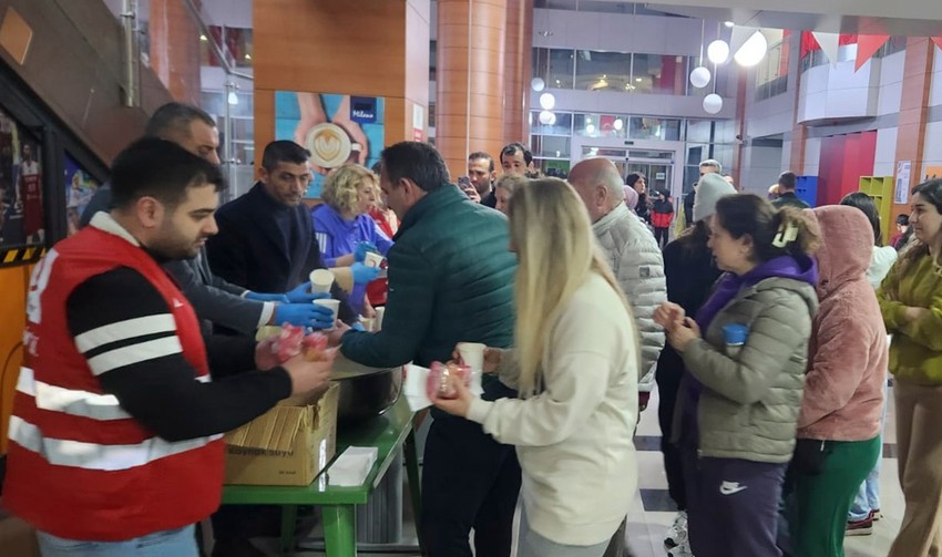 Türk Kızılay'dan İstanbul'a Mobil Aşevi desteği gece boyu sürdü! - Resim : 2