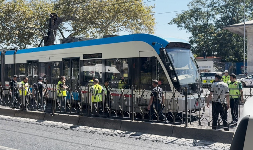 Beyoğlu'nda tramvay raydan çıktı! Yolcular tahliye edildi - Resim : 1