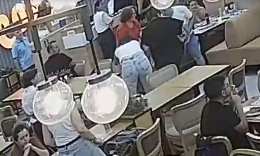 Restoranda feci kaza! Kızgın tereyağı bebeğin üzerine döküldü: Olay anı kamerada - Resim : 1