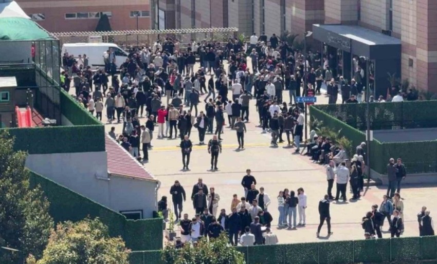 İstanbul'da 6.2 büyüklüğündeki deprem anı kamerada! Depreme böyle yakalandılar... Vatandaşlar sokağa döküldü - Resim : 2