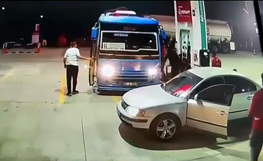 Yer: Adana... Dolmuş şoförlerinden otobüslere silahlı saldırı! Ortalık savaş alanına döndü - Resim : 4