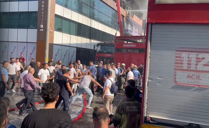 Tekstil atölyesinde korkutan yangın! İş yeri sahibi itfaiye ekiplerine saldırdı - Resim : 2