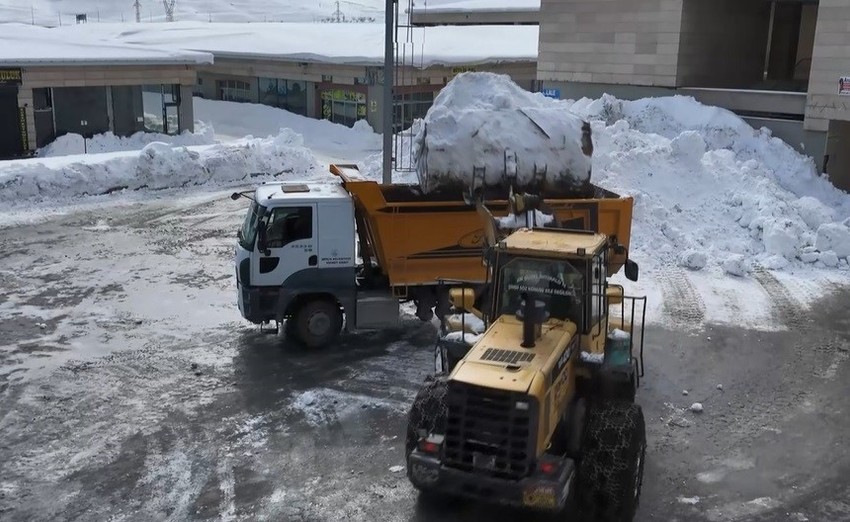 Soğuk havanın etkili olduğu Bitlis'te kar kalınlığı 60 santimi aşınca işe koyuldular. Biriken yığınlar günde 100 kamyonla taşınmaya başladı - Resim : 2