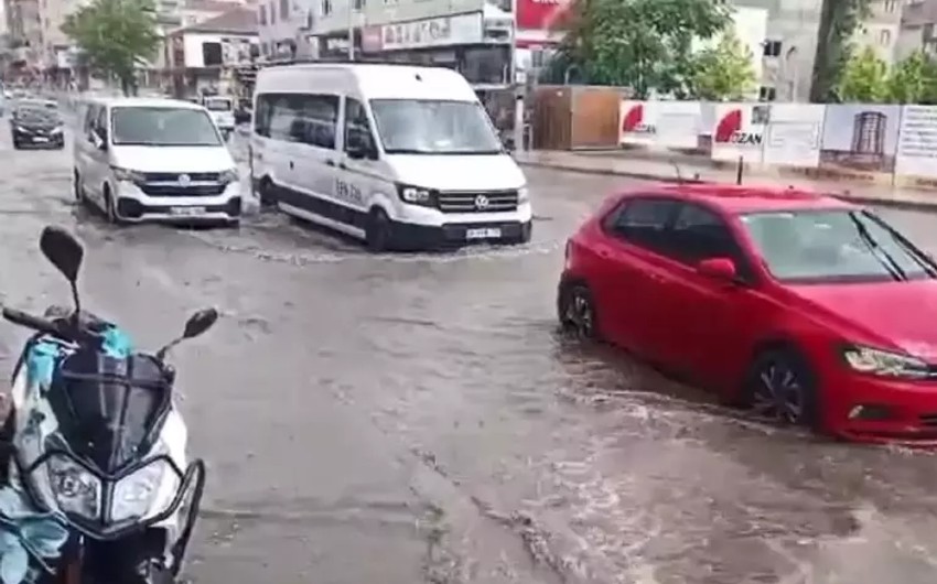 İstanbul'da sağanak ve dolu etkili oldu! Yollar göle döndü, araçlar mahsur kaldı: AKOM İstanbulluları uyardı - Resim : 2