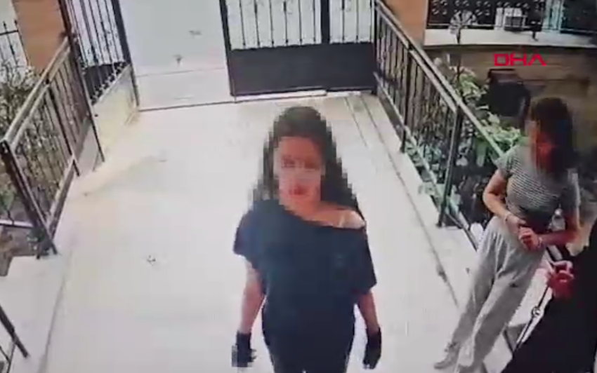 5 kız bıçakla kapıya dayandı! Akran zorbalığı güvenlik kamerasına yansıdı - Resim : 1