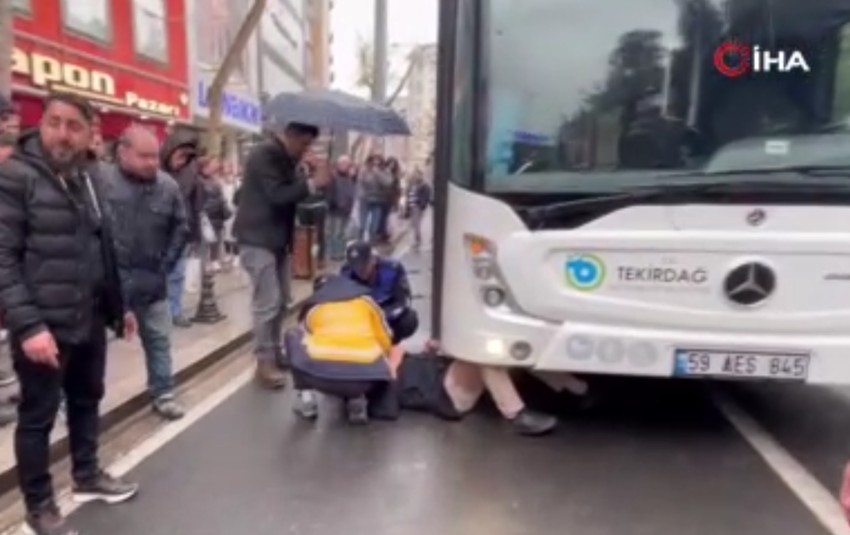 Tekirdağ'da trafikte korkutan olay! Seyir halindeki halk otobüsünün önüne atladı: O anlar kameraya yansıdı - Resim : 1