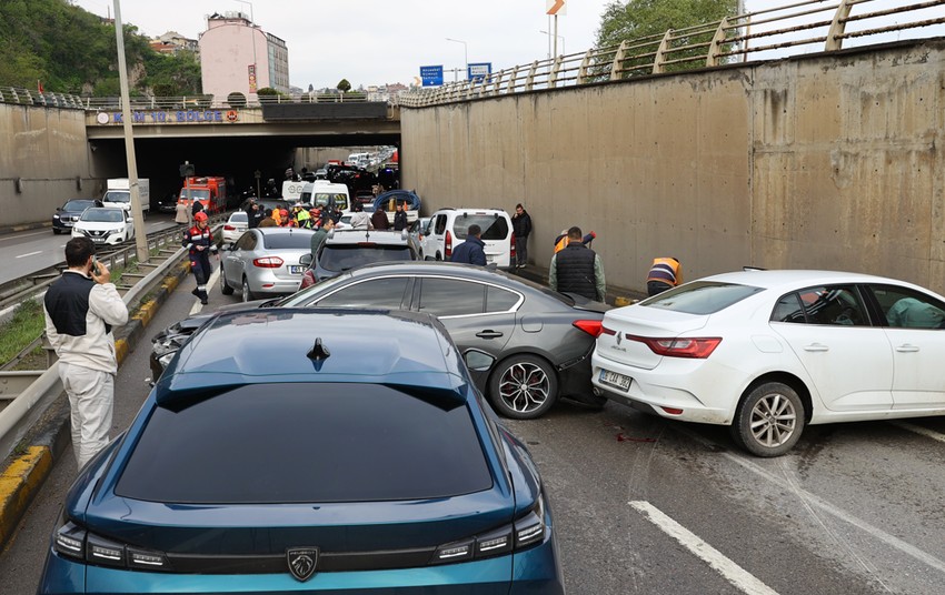 Trabzon'da zincirleme trafik kazası: 15 araç birbirine girdi! 8 yaralı - Resim : 1