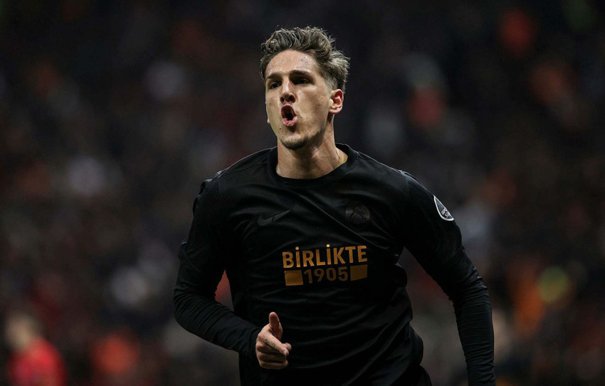 Galatasaray'ın yıldızı ülkesinde ortalığı birbirine kattı! Soyunma odasına daldı, futbolcuya yumruk attı - Resim : 1