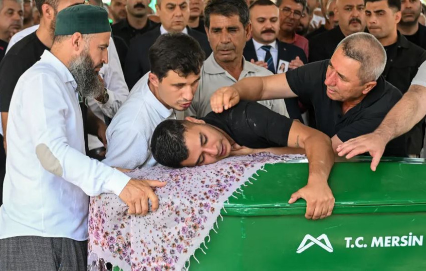 Feribot faciasında hayatını kaydedenler defnedildi! Yürek yakan kahramanlık: Tek can yeleği vardı, kızına verdi - Resim : 7