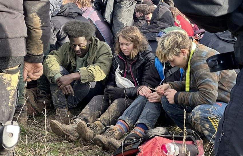 Türk aktivistler ifade verdi: Greta'ya işkence edildi! "Süründürüp, İsrail bayrağını öptürdüler" - Resim : 3
