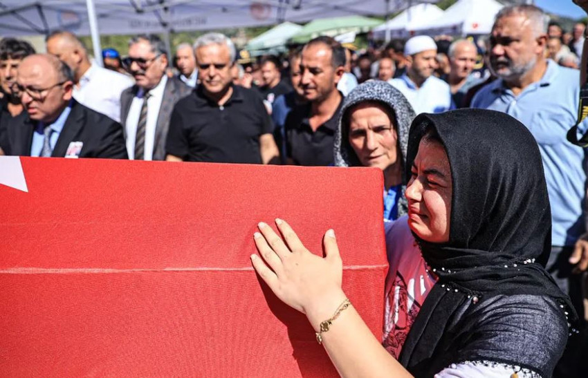 Feribot faciasında hayatını kaydedenler defnedildi! Yürek yakan kahramanlık: Tek can yeleği vardı, kızına verdi - Resim : 5