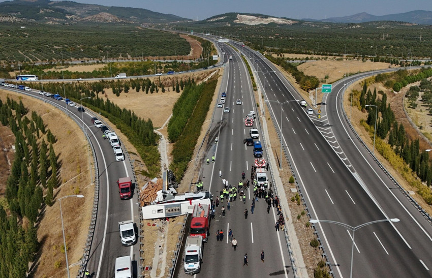 Manisa'da katliam gibi kaza! TIR ile yolcu otobüsü çarpıştı: Çok sayıda ölü ve yaralı var - Resim : 2