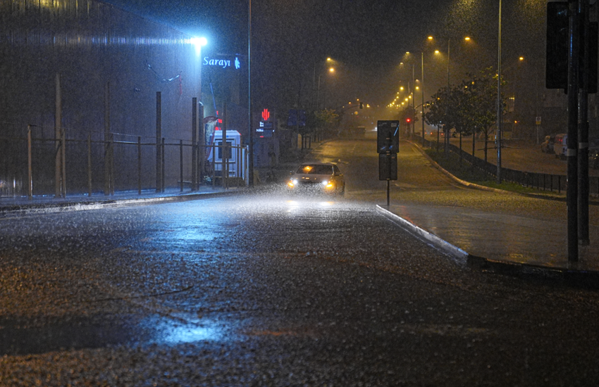 İstanbul'da sağanak hayatı felç etti! İstiklal Caddesi sular altında kaldı - Resim : 1