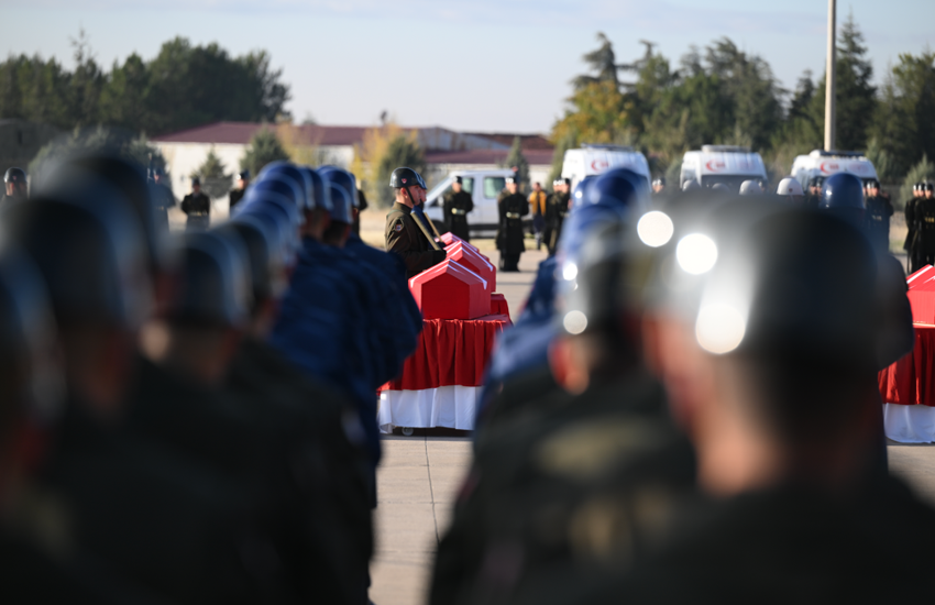 Türkiye kahraman şehitlerini uğurluyor - Resim : 3