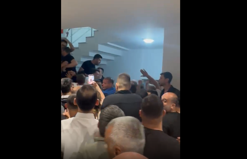 CHP'de yine ortalık karıştı! İzmir il başkanlığı binasında Utku Gümrükçü gerilimi: Arbede çıktı - Resim : 1