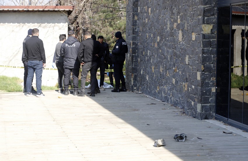 Parklarda yaşayan yaşlı adam çimenlerin üzerinde ölü bulundu! - Resim : 1