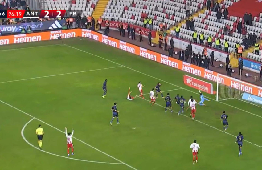 Antalyaspor- Fenerbahçe maçında inanılmaz pozisyon! 3 puan son dakikada direğe takıldı - Resim : 1