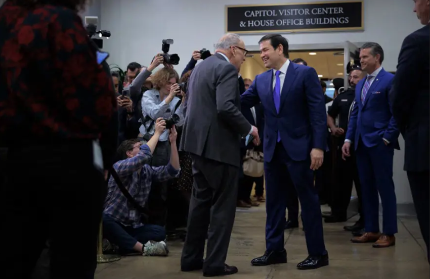 Beyaz Saray'da ilginç anlar! Büyük ayakkabının sırrı çözüldü: Trump hediye etmiş! - Resim : 1