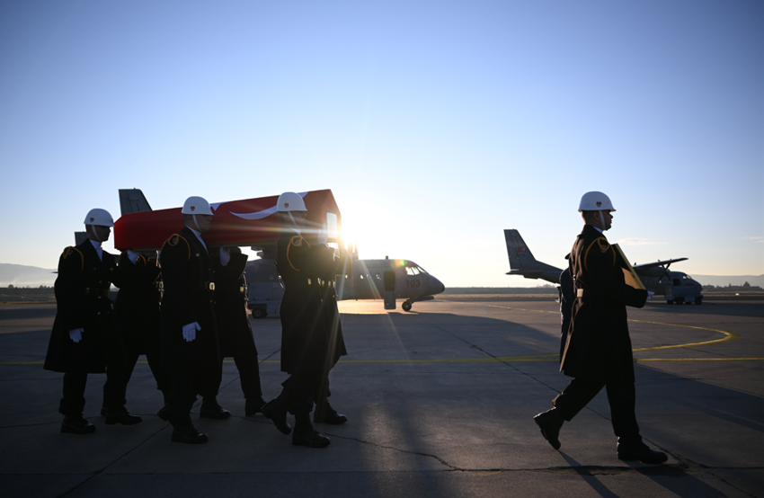 Türkiye kahraman şehitlerini uğurluyor - Resim : 2