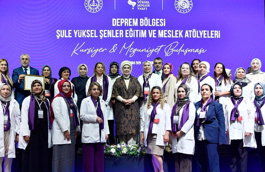 Emine Erdoğan, Şule Yüksel Şenler Vakfı'nın ‘Deprem Bölgesi Kursiyer ve Mezuniyet Buluşması’na katıldı - Resim : 3
