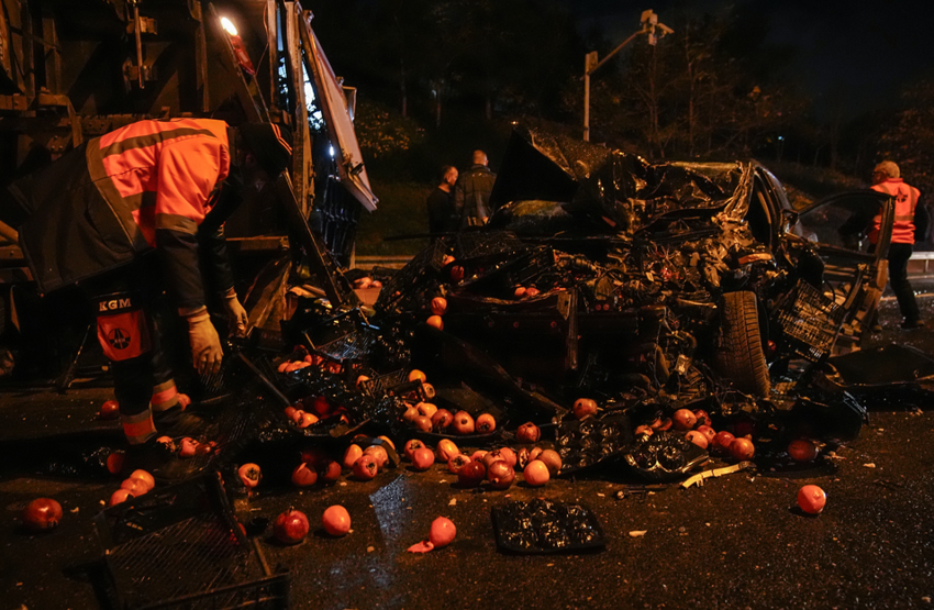 İstanbul TEM Otoyolu'nda kaza! Otomobil ile kamyonet çarpıştı: 2 yaralı - Resim : 1