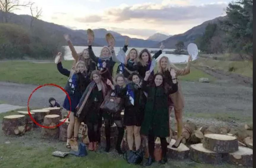 Kızların bekarlığa veda partisinde çekilen fotoğrafta korkunç detay! 2'nci bakışta hemen belli oluyor - Resim : 1