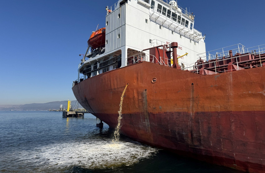 İzmit Körfezi'ni kirleten gemiye yasal işlem başlatıldı - Resim : 1