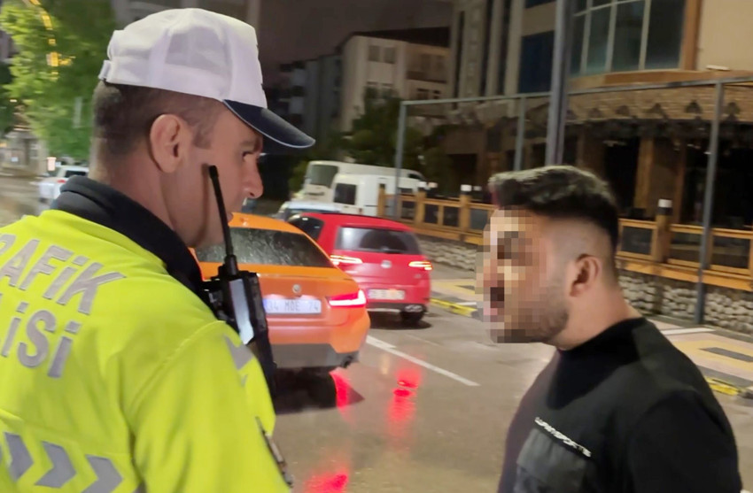Trafik kontrolünde gergin anlar! Polise önce yalvardı, sonra küfredip kaçtı: Sevgilimin yanında beni bozma - Resim : 4