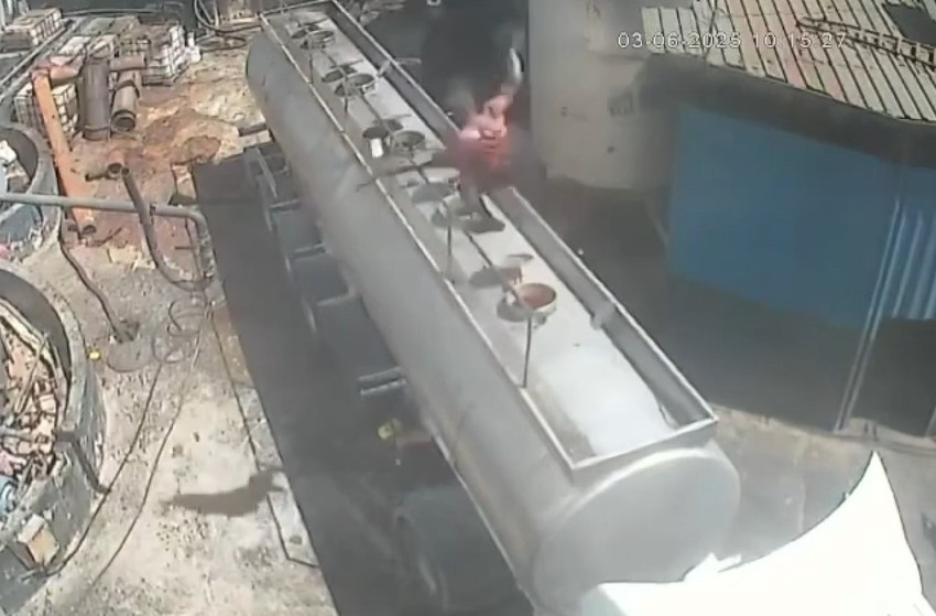 Ağzında sigara ile tanker kapağı açtı! Bomba gibi patladı! O anlar kamerada! - Resim : 1