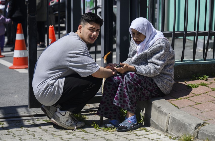 İstanbul'da 6.2 büyüklüğündeki deprem anı kamerada! Depreme böyle yakalandılar... Vatandaşlar sokağa döküldü - Resim : 4
