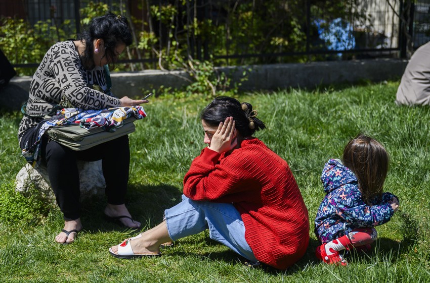 İstanbul'da 6.2 büyüklüğündeki deprem anı kamerada! Depreme böyle yakalandılar... Vatandaşlar sokağa döküldü - Resim : 6