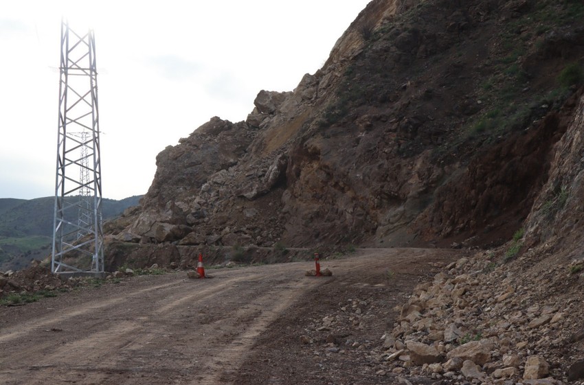 Heyelan nedeniyle düşen dev kayalar yolu ulaşıma kapattı! - Resim : 1
