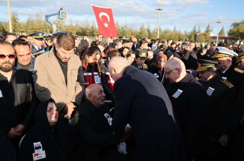 Türkiye kahraman şehitlerini uğurluyor - Resim : 6