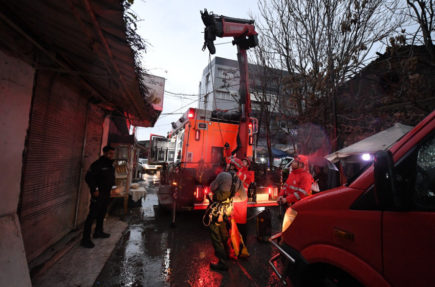 İzmir'de sağanak hayatı olumsuz etkiledi! Derede mahsur kalan kişi kurtarıldı - Resim : 3