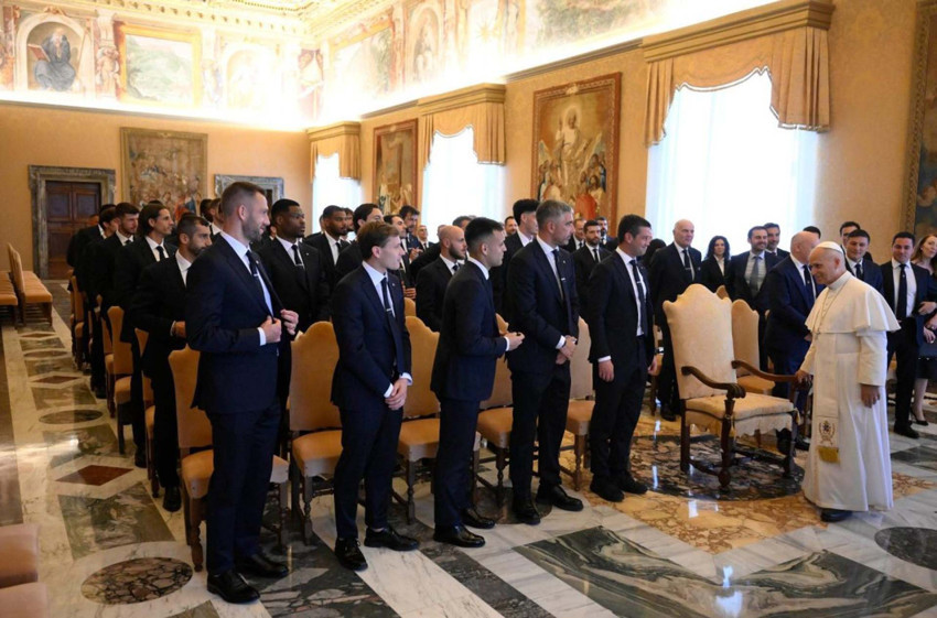 Inter, Papa'yı ziyaret etti! Hakan Çalhanoğlu detayı olay oldu - Resim : 1