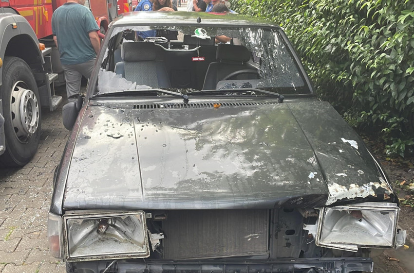 Böyle çift görülmedi! Eşiyle tartışan kadın otomobili parçaladı, kocası yaşadıkları evlerini yaktı - Resim : 1