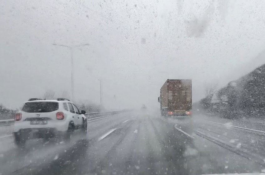 Meteorolojinin uyardığı yağışlı hava Adana'nın yüksek kesimlerinde etkili oldu. Otoyolda görüş mesafesi 10 metreye kadar düştü - Resim : 2