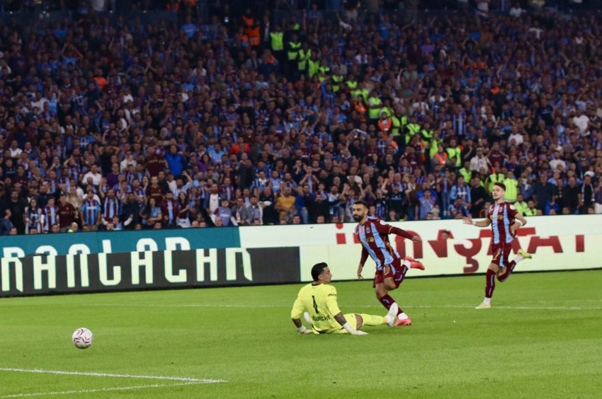 Süper Lig’de nefes kesen derbi: 4 gol, 2 kırmızı kart! Trabzonspor, Galatasaray’ı farklı yendi! Salah hat-trick yaptı - Resim : 3